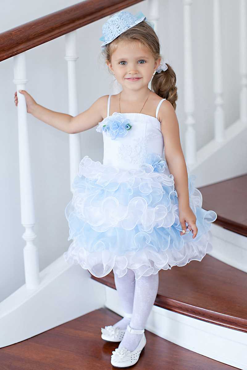 платье для девочки бело-голубое